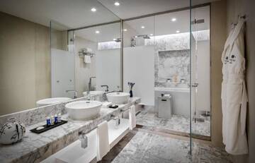 Номер Делюкс с 2 двуспальными кроватями и видом на море в Отеле Sheraton Baku Intourist